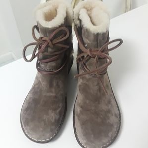 UGG ankle boots-size 8